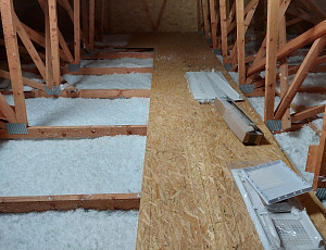 Zateplení stropu novostavby rodinného domu pomocí foukané izolace